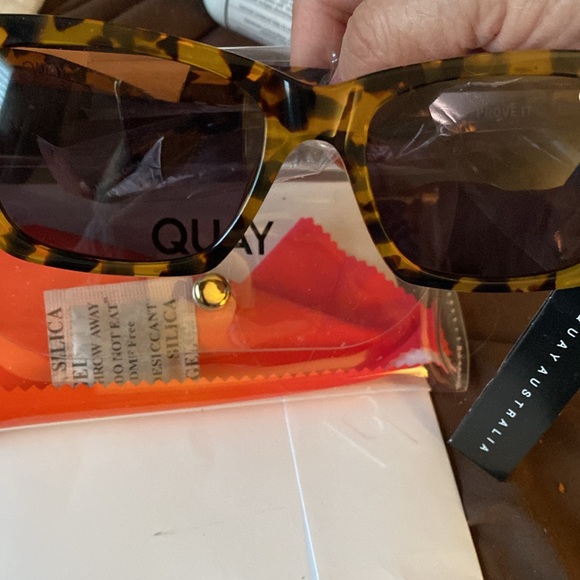 Quay sunglasses NWT with plastic case animal print - Picture 9 of 10